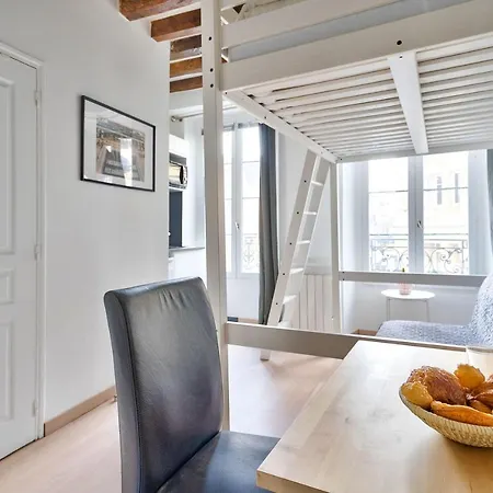 Pretty Mezzanine In The Heart Of Paris