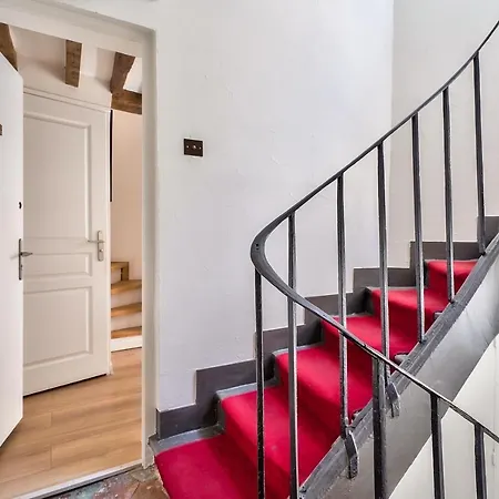 Pretty Mezzanine In The Heart Of Paris